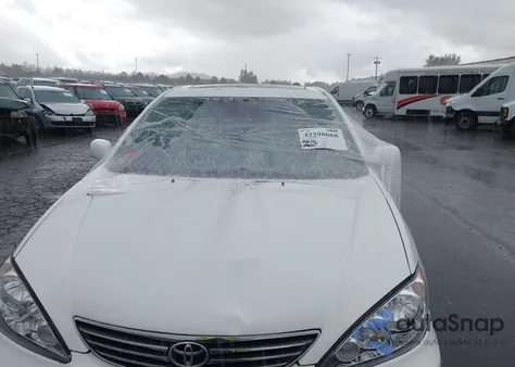 2005 Toyota Camry Xle z USA, uszkodzony, nr VIN 4T1BE30K55U556541